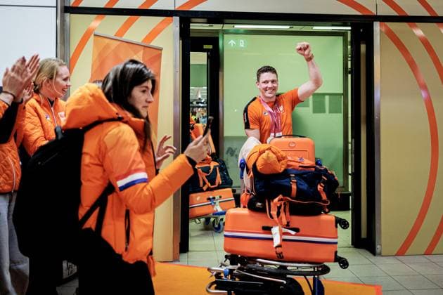 SCHIPHOL - Paralympian Niels de Langen upon arrival at Schiphol with TeamNL on the day after the closing ceremony of the Paralympic Games in Milan and Cortina. RAMON VAN FLYMEN ANP netherlands out - belgium out Schiphol xVIxxIVx 553563206 originalFilename: 553563206.jpg