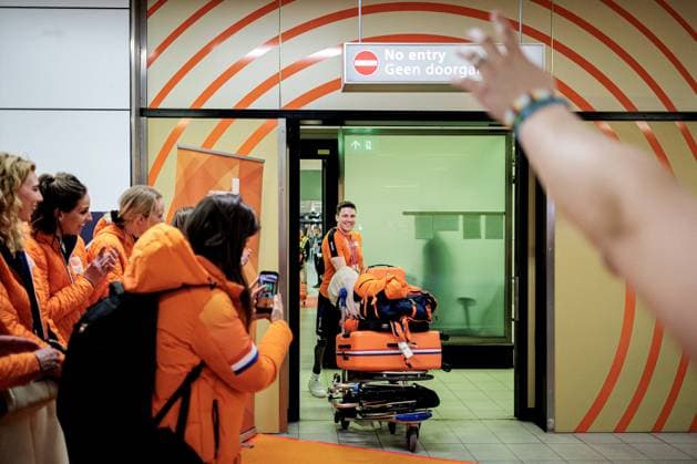 SCHIPHOL - Paralympian Niels de Langen upon arrival at Schiphol with TeamNL on the day after the closing ceremony of the Paralympic Games in Milan and Cortina. RAMON VAN FLYMEN ANP netherlands out - belgium out Schiphol xVIxxIVx 553563213 originalFilename: 553563213.jpg