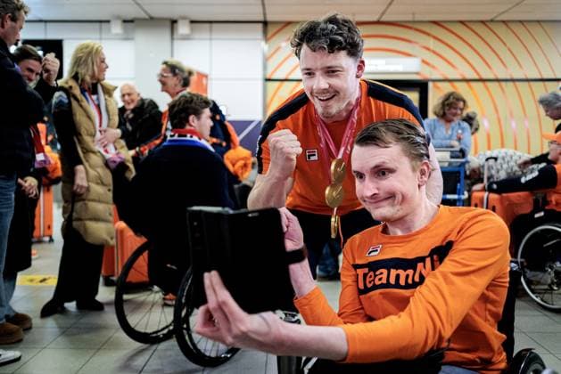 SCHIPHOL - Gold medalist sit-skier Jeroen Kampschreur upon arrival at Schiphol. Kampschreur won three Paralympic gold medals at the Paralympic Games in Milan and Cortina. RAMON VAN FLYMEN ANP netherlands out - belgium out Schiphol xVIxxIVx 553563925 originalFilename: 553563925.jpg