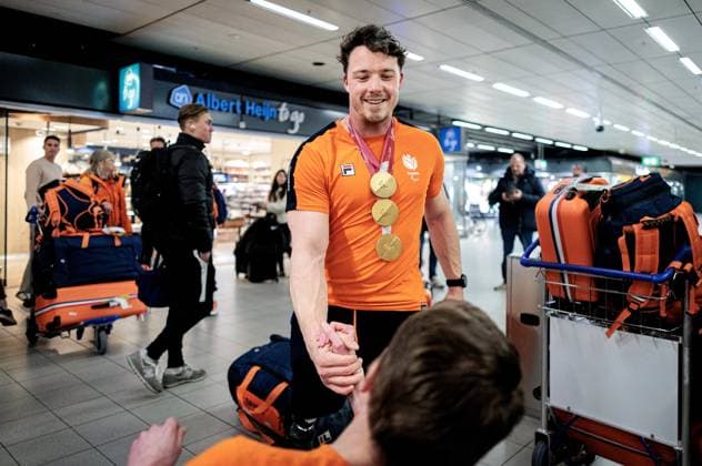 SCHIPHOL - Gold medalist sit-skier Jeroen Kampschreur upon arrival at Schiphol. Kampschreur won three Paralympic gold medals at the Paralympic Games in Milan and Cortina. RAMON VAN FLYMEN ANP netherlands out - belgium out Schiphol xVIxxIVx 553563950 originalFilename: 553563950.jpg