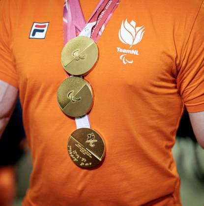 SCHIPHOL - Gold medalist sit-skier Jeroen Kampschreur upon arrival at Schiphol. Kampschreur won three Paralympic gold medals at the Paralympic Games in Milan and Cortina. RAMON VAN FLYMEN ANP netherlands out - belgium out Schiphol xVIxxIVx 553564207 originalFilename: 553564207.jpg
