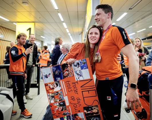 SCHIPHOL - Paralympian Niels de Langen upon arrival at Schiphol with TeamNL on the day after the closing ceremony of the Paralympic Games in Milan and Cortina. RAMON VAN FLYMEN ANP netherlands out - belgium out Schiphol xVIxxIVx 553564225 originalFilename: 553564225.jpg