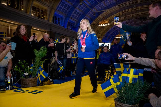 STOCKHOLM, SVERIGE 20260316 Alpina skidakaren Ebba Arsjö med sina fyra medaljer runt halsen, tre guld och ett brons, när svenska truppen tas emot pa Stockholm Centralstation vid sin hemkomst fran Paralympics. STOCKHOLM SVERIGE x10430x *** STOCKHOLM, SWEDEN 20260316 Alpine skier Ebba Arsjö with her four medals around her neck, three gold and one bronze, as the Swedish squad is received at Stockholm Central Station on their return from the Paralympics STOCKHOLM SWEDEN x10430x  Copyright: xChristinexOlsson TTx HEMKOMST PARALYMPICS 2026