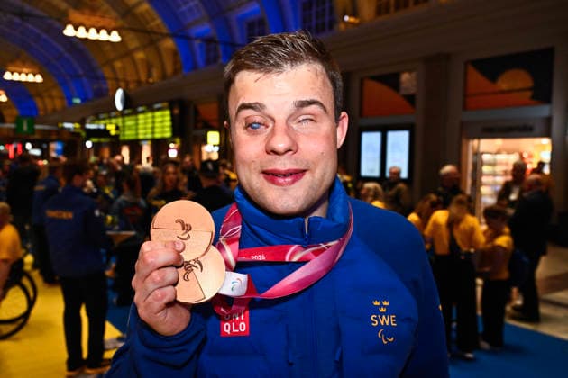 STOCKHOLM, SWEDEN 20260316 Bronze medalists Zebastian Modin and guide Emil Talsi as the Swedish team is received at Stockholm Central Station upon their return from the Paralympics. STOCKHOLM SWEDEN x10430x *** STOCKHOLM, SWEDEN 20260316 Bronze medalists Zebastian Modin and guide Emil Talsi as the Swedish team is received at Stockholm Central Station upon their return from the Paralympics STOCKHOLM SWEDEN x10430x  Copyright: xChristinexOlsson TTx HOMECOMING PARALYMPICS