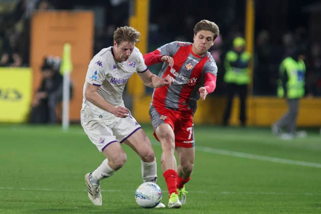 March 16, 2026, Cremona: ACF Fiorentina s Marco Brescianini battle for the ball with US Cremonese s Alessio Zerbin during the italian soccer,Serie A match between US Cremonese vs ACF Fiorentina on March 16, 2026 at the Giovanni Zini stadium in Cremona, Italy. ANSA . Serie A: Cremonese Vs Fiorentina  - ZUMAa110 20260316_zaf_a110_064 Copyright: xDavidexCasentinix