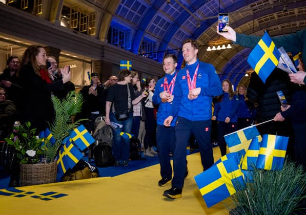 STOCKHOLM, SVERIGE 20260316 Bronsmedaljörerna Zebastian Modin och guide Emil Talsi, längdskidakning, när svenska truppen tas emot pa Stockholm Centralstation vid sin hemkomst fran Paralympics. STOCKHOLM SVERIGE x10430x *** STOCKHOLM, SWEDEN 20260316 Bronze medalists Zebastian Modin and guide Emil Talsi, cross-country skiing, as the Swedish squad is received at Stockholm Central Station on their return from the Paralympics STOCKHOLM SWEDEN x10430x  Copyright: xChristinexOlsson TTx HEMKOMST PARALYMPICS 2026