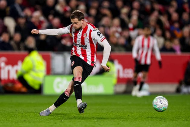 BRENTFORD, ENGLAND - MARCH 16: Jordan Henderson of Brentford passes the ball during the Premier League match between Brentford and Wolverhampton Wanderers at Gtech Community Stadium on March 16, 2026 in Brentford, England.  Copyright: xRenexNijhuis MBxMediax