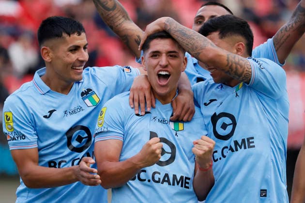 Futbol, Union La Calera vs O™Higgins Fecha 7, Liga de Primera 2026. El jugador de O™Higgins, Felipe Ogaz, centro, celebra con sus companeros tras marcar su gol contra Union La Calera durante el partido de primera division disputado en el estadio Nicolas Chahuan de La Calera, Chile. 16 03 2026 Sebastian Cisternas Photosport Football, Union La Calera vs O™Higgins 7th turn, 2026 First Division League. O™Higgins player Felipe Ogaz, center, celebrates with teammates after scoring his goal against Union La Calera during a first division match at Estadio Nicolas Chahuan in La Calera, Chile. 16 03 2026 Sebastian Cisternas Photosport Union La Calera vs O™Higgins, campeonato 2026 