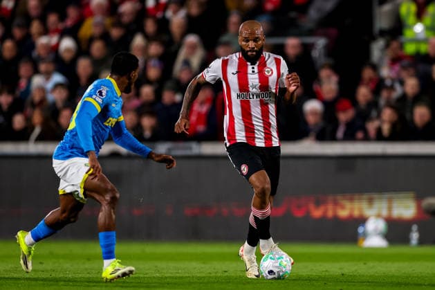 BRENTFORD, ENGLAND - MARCH 16: Igor Thiago of Brentford dribbles with the ball under pressure from Jackson Tchatchoua of Wolverhampton Wanderers during the Premier League match between Brentford and Wolverhampton Wanderers at Gtech Community Stadium on March 16, 2026 in Brentford, England.  Copyright: xRenexNijhuis MBxMediax