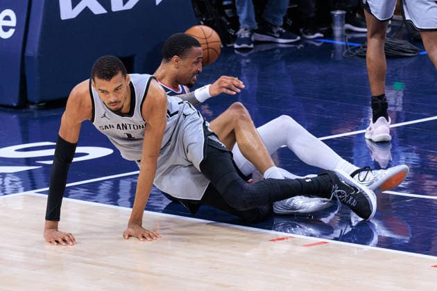 March 16, 2026, Inglewood, California, USA: Victor Wembanyama 1 of the San Antonio Spurs and John Collins 20 of the LA Clippers get up after battling for a ball during a regular season NBA, Basketball Herren, USA game on Monday March 16, 2026 at Intuit Dome Arena in Inglewood, California. JAVIER ROJAS PI Inglewood USA - ZUMAp124 20260316_zaa_p124_009 Copyright: xJavierxRojasx
