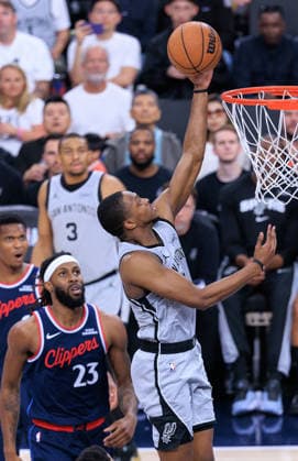March 16, 2026, Inglewood, California, USA: Keldon Johnson 3 of the San Antonio Spurs puts up a layup during a regular season NBA, Basketball Herren, USA game against the Los Angeles Clippers on Monday March 16, 2026 at Intuit Dome Arena in Inglewood, California. JAVIER ROJAS PI Inglewood USA - ZUMAp124 20260316_zaa_p124_012 Copyright: xJavierxRojasx