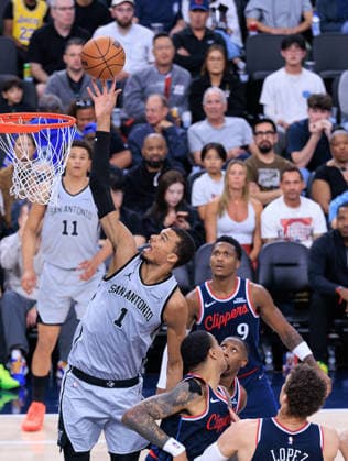March 16, 2026, Inglewood, California, USA: Victor Wembanyama 1 of the San Antonio Spurs goes for a dunk over LA Clippers defenders during a regular season NBA, Basketball Herren, USA game on Monday March 16, 2026 at Intuit Dome Arena in Inglewood, California. JAVIER ROJAS PI Inglewood USA - ZUMAp124 20260316_zaa_p124_013 Copyright: xJavierxRojasx