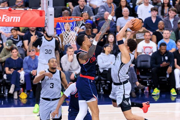 March 16, 2026, Inglewood, California, USA: Carter Bryant 11 of the San Antonio Spurs tries to put a shot over John Collins 20 of the LA Clippers during a regular season NBA, Basketball Herren, USA game on Monday March 16, 2026 at Intuit Dome Arena in Inglewood, California. JAVIER ROJAS PI Inglewood USA - ZUMAp124 20260316_zaa_p124_015 Copyright: xJavierxRojasx