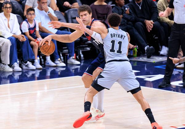 March 16, 2026, Inglewood, California, USA: Brook Lopez 11 of the Los Angeles Clippers is defended by Carter Bryant 11 of the San Antonio Spurs during their 2026 NBA, Basketball Herren, USA regular season game on Monday March 16, 2026 at Intuit Dome Arena in Inglewood, California. JAVIER ROJAS PI Inglewood USA - ZUMAp124 20260316_zaa_p124_016 Copyright: xJavierxRojasx
