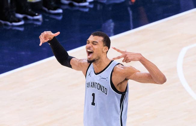 March 16, 2026, Inglewood, California, USA: Victor Wembanyama 1 of the San Antonio Spurs celebrates after scoring a three point shot during a regular season NBA, Basketball Herren, USA game against the Los Angeles Clippers on Monday March 16, 2026 at Intuit Dome Arena in Inglewood, California. JAVIER ROJAS PI Inglewood USA - ZUMAp124 20260316_zaa_p124_021 Copyright: xJavierxRojasx