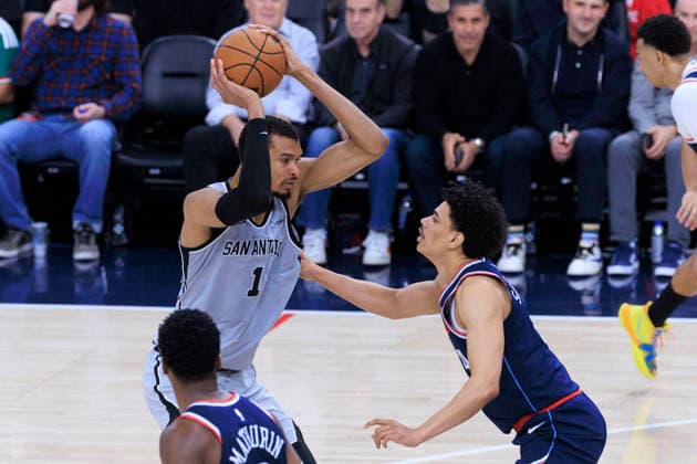 March 16, 2026, Inglewood, California, USA: Kobe Sanders 4 of the Los Angeles Clippers guards against Victor Wembanyama 1 of the San Antonio Spurs during their regular season NBA, Basketball Herren, USA game on Monday March 16, 2026 at Intuit Dome in Inglewood, California. Clippers lose to Spurs, 119-115. ARIANA RUIZ PI Inglewood USA - ZUMAp124 20260316_zaa_p124_040 Copyright: xArianaxRuizx