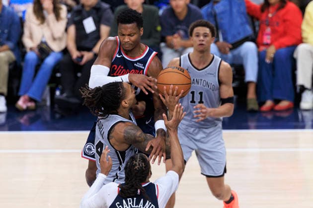 March 16, 2026, Inglewood, California, USA: Bennedict Mathurin 9 of the Los Angeles Clippers commits a foul against Devin Vassell 24 of the San Antonio Spurs during their regular season NBA, Basketball Herren, USA game on Monday March 16, 2026 at Intuit Dome in Inglewood, California. Clippers lose to Spurs, 119-115. ARIANA RUIZ PI Inglewood USA - ZUMAp124 20260316_zaa_p124_041 Copyright: xArianaxRuizx