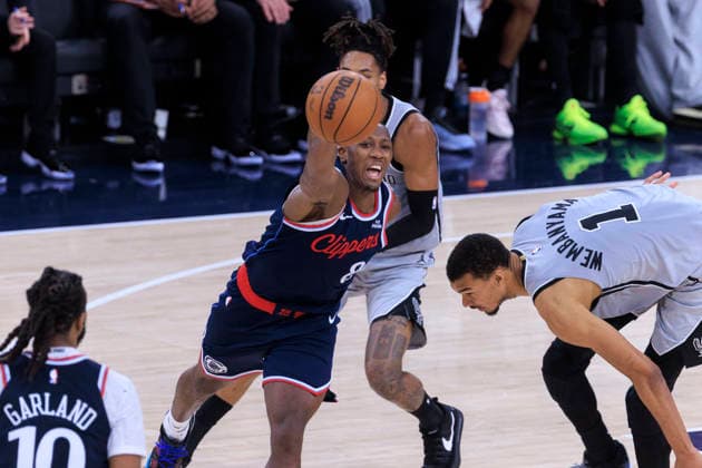 March 16, 2026, Inglewood, California, USA: Kris Dunn 8 of the Los Angeles Clippers reaches for a loose ball during their regular season NBA, Basketball Herren, USA game against the San Antonio Spurs on Monday March 16, 2026 at Intuit Dome in Inglewood, California. Clippers lose to Spurs, 119-115. ARIANA RUIZ PI Inglewood USA - ZUMAp124 20260316_zaa_p124_044 Copyright: xArianaxRuizx