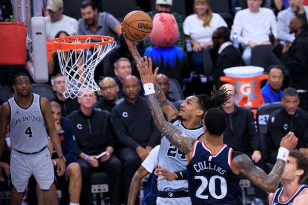 March 16, 2026, Inglewood, California, USA: Devin Vassell 24 of the San Antonio Spurs scores with a layup as John Collins 20 of the Los Angeles Clippers defends the basket during their regular season NBA, Basketball Herren, USA game on Monday March 16, 2026 at Intuit Dome in Inglewood, California. Clippers lose to Spurs, 119-115. ARIANA RUIZ PI Inglewood USA - ZUMAp124 20260316_zaa_p124_049 Copyright: xArianaxRuizx