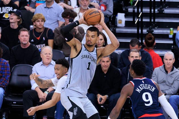 March 16, 2026, Inglewood, California, USA: Victor Wembanyama 1 of the San Antonio Spurs passes the ball as Bennedict Mathurin 9 of the Los Angeles Clippers guards during their regular season NBA, Basketball Herren, USA game on Monday March 16, 2026 at Intuit Dome in Inglewood, California. Clippers lose to Spurs, 119-115. ARIANA RUIZ PI Inglewood USA - ZUMAp124 20260316_zaa_p124_054 Copyright: xArianaxRuizx