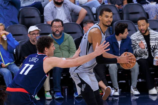 March 16, 2026, Inglewood, California, USA: Victor Wembanyama 1 of the San Antonio Spurs receives the ball as Brook Lopez 11 of the Los Angeles Clippers defends during their regular season NBA, Basketball Herren, USA game on Monday March 16, 2026 at Intuit Dome in Inglewood, California. Clippers lose to Spurs, 119-115. ARIANA RUIZ PI Inglewood USA - ZUMAp124 20260316_zaa_p124_055 Copyright: xArianaxRuizx