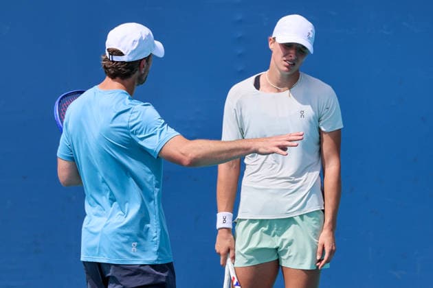 Miami Open: trainings Wim Fissette, Iga Swiatek during Miami Open WTA, Tennis Damen tennis tournament trainings in Miami, USA, on March 16, 2026 Miami USA  Copyright: xFotoxOlimpikx originalFilename:jastrzebowski-miamiope260317_npBln.jpg