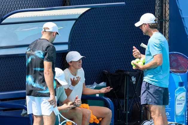 Miami Open: trainings Wim Fissette, Iga Swiatek during Miami Open WTA, Tennis Damen tennis tournament trainings in Miami, USA, on March 16, 2026 Miami USA  Copyright: xFotoxOlimpikx originalFilename:jastrzebowski-miamiope260317_npxr0.jpg