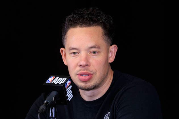 March 16, 2026, Inglewood, California, USA: Head coach, Mitch Johnson of the San Antonio Spurs during a press conference, PK, Pressekonferenz after their regular season NBA, Basketball Herren, USA game against the Los Angeles Clippers on Monday March 16, 2026 at Intuit Dome in Inglewood, California. Clippers lose to Spurs, 119-115. ARIANA RUIZ PI Inglewood USA - ZUMAp124 20260316_zaa_p124_061 Copyright: xArianaxRuizx