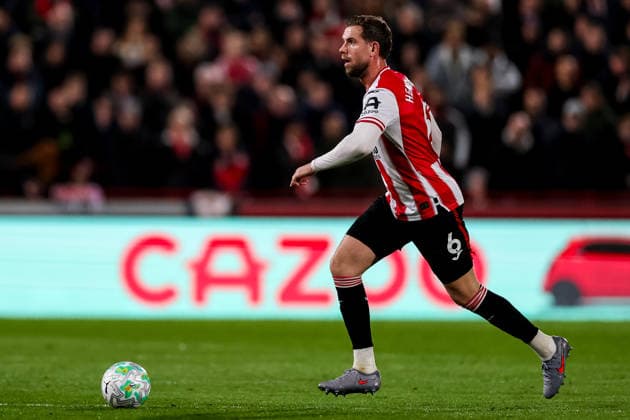 BRENTFORD, ENGLAND - MARCH 16: Jordan Henderson of Brentford dribbles with the ball during the Premier League match between Brentford and Wolverhampton Wanderers at Gtech Community Stadium on March 16, 2026 in Brentford, England.  Copyright: xRenexNijhuis MBxMediax