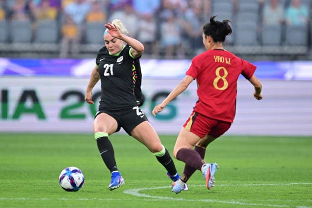 SOCCER ASIAN CUP WOMEN MATILDAS CHINA, Ellie Carpenter of Australia and Yao Wei of China during the AFC Women s Asian Cup Semi Final 1 match between Australia and China at Optus Stadium in Perth, Tuesday, March 17, 2026. ( NO ARCHIVING, EDITORIAL USE ONLY Perth Western Australia Australia  Copyright: xDeanxLewinsx 20260317170184703500