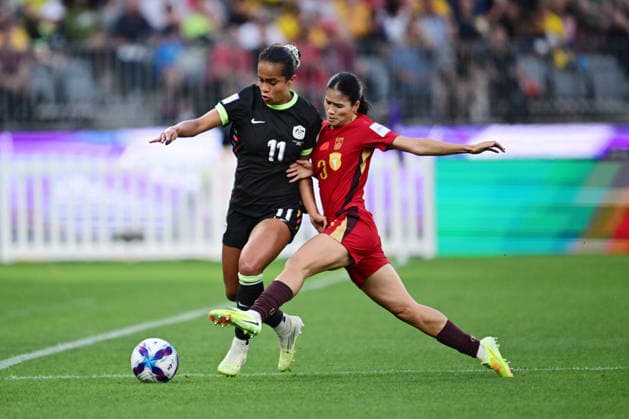 SOCCER ASIAN CUP WOMEN MATILDAS CHINA, Mary Fowler of Australia and Chen Qiaozhu of China during the AFC Women s Asian Cup Semi Final 1 match between Australia and China at Optus Stadium in Perth, Tuesday, March 17, 2026. ( NO ARCHIVING, EDITORIAL USE ONLY Perth Western Australia Australia  Copyright: xDeanxLewinsx 20260317127907429900