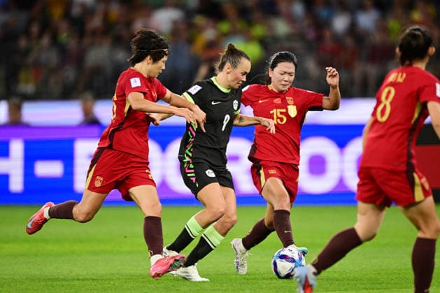 SOCCER ASIAN CUP WOMEN MATILDAS CHINA, Caitlin Foord of Australia comes under pressure from Zhang Rui and Wang Aifang of China during the AFC Women s Asian Cup Semi Final 1 match between Australia and China at Optus Stadium in Perth, Tuesday, March 17, 2026. ( NO ARCHIVING, EDITORIAL USE ONLY Perth Western Australia Australia  Copyright: xDeanxLewinsx 20260317148814354123