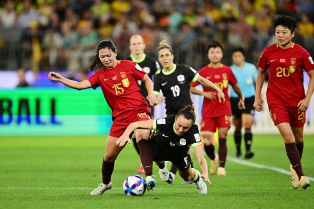 SOCCER ASIAN CUP WOMEN MATILDAS CHINA, Caitlin Foord of Australia and Wang Aifang of China during the AFC Women s Asian Cup Semi Final 1 match between Australia and China at Optus Stadium in Perth, Tuesday, March 17, 2026. ( NO ARCHIVING, EDITORIAL USE ONLY Perth Western Australia Australia  Copyright: xDeanxLewinsx 20260317128130728159