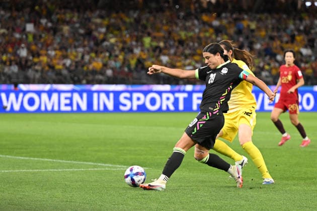SOCCER ASIAN CUP WOMEN MATILDAS CHINA, Samantha Kerr of Australia beats goalkeeper Peng Shimeng of China to score during the AFC Women s Asian Cup Semi Final 1 match between Australia and China at Optus Stadium in Perth, Tuesday, March 17, 2026. ( NO ARCHIVING, EDITORIAL USE ONLY Perth Western Australia Australia  Copyright: xDeanxLewinsx 20260317190734695208