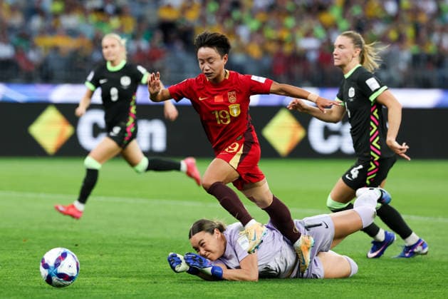 PERTH, AUSTRALIA - MARCH 17: Mackenzie Arnold 1 of Australia attempts to block Zhang Linyan 19 of China during the AFC Women s Asian Cup Australia 2026 Semifinal match between Australia and China at Perth Stadium on March 17, 2026 in Perth, Australia.  Copyright: xWuxZhizhaox 111628861475