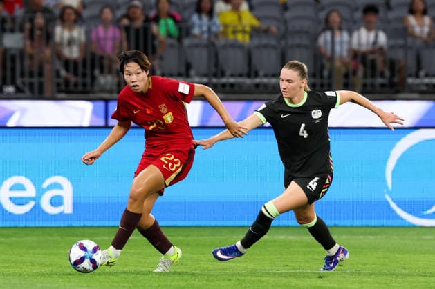 PERTH, AUSTRALIA - MARCH 17: Clare Hunt 4 of Australia and Shao Ziqin 23 of China vie for the ball during the AFC Women s Asian Cup Australia 2026 Semifinal match between Australia and China at Perth Stadium on March 17, 2026 in Perth, Australia.  Copyright: xWuxZhizhaox 111628864352