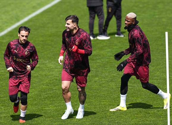 Ahead of Liverpool v Galatasaray - UEFA Champions League ISTANBUL, TURKIYE - MARCH 17: Victor Osimhen (R), Yunus Akgun (L) and Abdulkerim Bardakci (C) of Galatasaray take part in the training session at Metin Oktay Facilities ahead of their UEFA Champions League last 16 away match against Liverpool, in Istanbul, Turkiye on March 17, 2026. Esra Bilgin Anadolu Istanbul Turkey. Editorial use only. Please get in touch for any other usage.  Copyright: x2026xAnadoluxEsraxBilginx