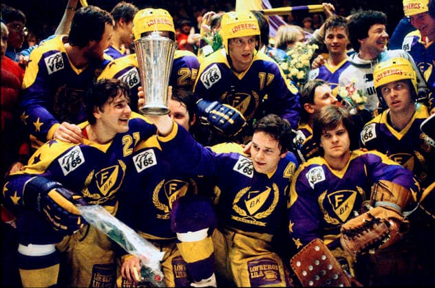 810319 Ishockey, Elitserien 1980-81, SM-final 4, Färjestad - AIK 5-1: Färjestads spelare jublar pa en lagbild efter vinst mot AIK med 5-1 den 19 mars 1981 i Karlstad vilket betyder 3-1 i matcher och säkrat SM-guld. Lagkapten Harald Lückner haller i SM-pokalen. *** 810319 Ice hockey, Elitserien 1980 81, SM final 4, Färjestad AIK 5 1 Färjestads players cheer on a team picture after winning against AIK with 5 1 on March 19, 1981 in Karlstad, which means 3 1 in matches and secured SM gold Team captain Harald Lückner holds the SM trophy  Copyright: ROLLExRYGIN BB810319BB004