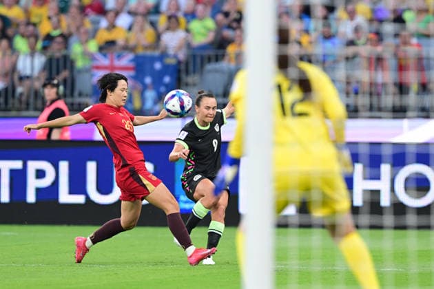 SOCCER ASIAN CUP WOMEN MATILDAS CHINA, Caitlin Foord of Australia and Zhang Rui of China during the AFC Women s Asian Cup Semi Final 1 match between Australia and China at Optus Stadium in Perth, Tuesday, March 17, 2026. ( NO ARCHIVING, EDITORIAL USE ONLY Perth Western Australia Australia  Copyright: xDeanxLewinsx 20260318116388426150