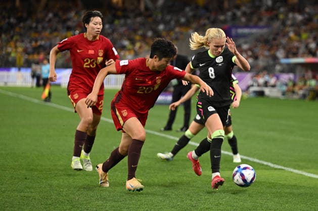 SOCCER ASIAN CUP WOMEN MATILDAS CHINA, Kaitlyn Torpey of Australia comes under pressure from Shao Ziqin and Zhang Chengxue of China during the AFC Women s Asian Cup Semi Final 1 match between Australia and China at Optus Stadium in Perth, Tuesday, March 17, 2026. ( NO ARCHIVING, EDITORIAL USE ONLY Perth Western Australia Australia  Copyright: xDeanxLewinsx 20260318149300378134