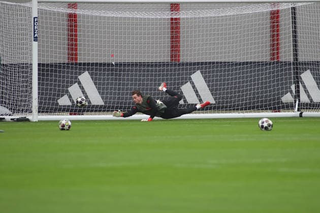 Football, Men, Champions League, Season 2025 2026, FC Bayern Munich, Final training Jonas Urbig FC Bayern Munich rushes, jumps during goalkeeper training