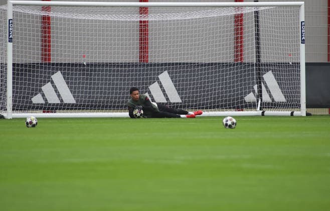 Football, Men, Champions League, Season 2025 2026, FC Bayern Munich, Final training Leonard Prescott FC Bayern Munich during goalkeeper training