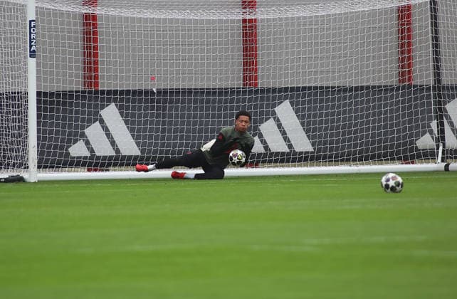Football, Men, Champions League, Season 2025 2026, FC Bayern Munich, Final training Leonard Prescott FC Bayern Munich during goalkeeper training
