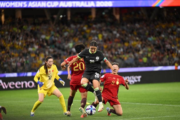 SOCCER ASIAN CUP WOMEN MATILDAS CHINA, Samantha Kerr of Australia and Peng Shimeng, Zhang Chengxue oand Yao Wei of China during the AFC Women s Asian Cup Semi Final 1 match between Australia and China at Optus Stadium in Perth, Tuesday, March 17, 2026. ( NO ARCHIVING, EDITORIAL USE ONLY Perth Western Australia Australia  Copyright: xDeanxLewinsx 20260318192019519719