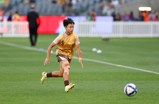 (260317) -- PERTH, March 17, 2026 -- Zhang Linyan of China warms up before the semifinal of Women s Asian Cup between China and Australia at Perth Stadium in Perth, Australia, March 17, 2026. ) (SP)AUSTRALIA-PERTH-FOOTBALL-WOMEN S ASIAN CUP-SEMIFINAL-CHN VS AUS MaxPing 