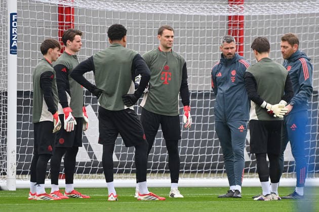 With 5 goalkeepers for final training Goalkeeper Jonas URBIG Bayern Muenchen ,Manuel NEUER Goalkeeper Bayern Muenchen ,Leonard PRESCOTT and two other youngsters Final training on 17 03 2026 Football Champions League,Season 2025 26, Round of 16 FC Bayern Muenchen Atalanta Bergamo on 18 03 2026