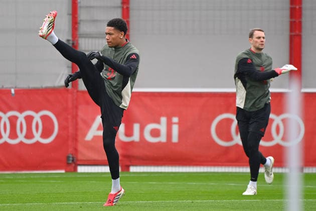 Leonard PRESCOTT, re Manuel NEW goalkeeper Bayern Muenchen , action, final training on 17 03 2026 Soccer Champions League,season 2025 26, round of 16 FC Bayern Muenchen Atalanta Bergamo on 18 03 2026