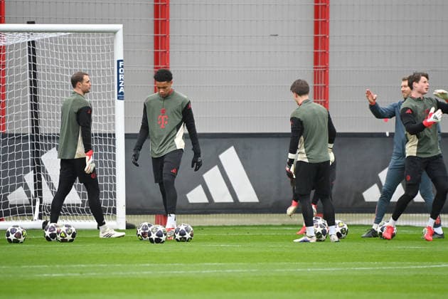 from leftManuel NEUER goalkeeper Bayern Muenchen , Leonard PRESCOTT ,right goalkeeper Jonas URBIG Bayern Muenchen , final training on 17 03 2026 Soccer Champions League,season 2025 26, round of 16 FC Bayern Muenchen Atalanta Bergamo on 18 03 2026