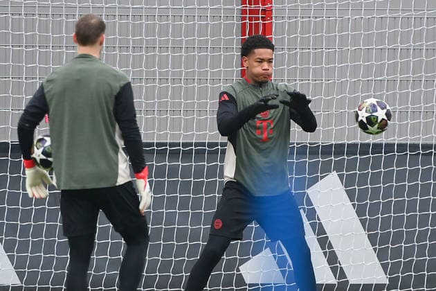 Goalkeeper Leonard PRESCOTT, left Manuel NEUER Goalkeeper Bayern Muenchen final training on 17 03 2026 Soccer Champions League,season 2025 26, round of 16 FC Bayern Muenchen Atalanta Bergamo on 18 03 2026