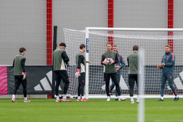 The goalkeepers of FC Bayern Muenchen at training, Manuel Neuer FC Bayern Muenchen, 01 with Jonas Urbig FC Bayern Muenchen, 40 and Leo Prescott FC Bayern Muenchen, 37 , with Jannis Baertl FC Bayern Muenchen and Leonard Ruland, GER, Final training, FC Bayern Muenchen, Football, UEFA Champions League, Round of 16, second leg, 2025 2026 season, 17 03 2026, GER, Final training, FC Bayern Muenchen, Football, UEFA Champions League, Round of 16, second leg, 2025 2026 season, 17 03 2026 Muenchen Copyright: xEibner-Pressefoto JennixMaulx EP_JML